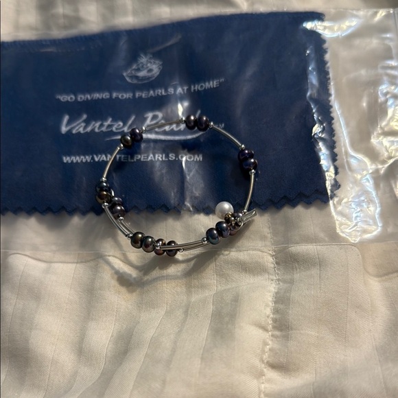 Vantel Pearls Black and Silver Minimalist Bracelet - Picture 2 of 2